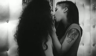 Las flacas estrellas porno Asa Akira y Skin Diamond follan en un trío IR