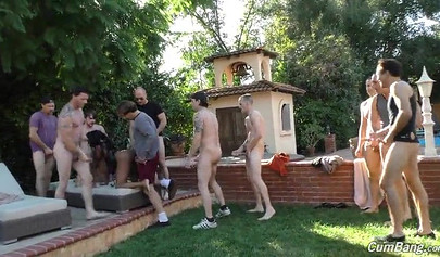 Ebony com seios gigantes Rachel Raxxx é espancada ao ar livre