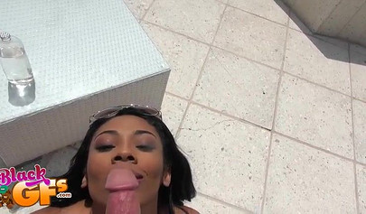 熟练的乌木 Nia Nixon 享受公共 IR 性爱