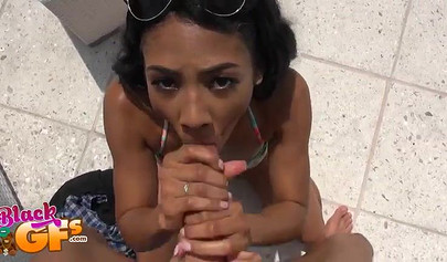 熟练的乌木 Nia Nixon 享受公共 IR 性爱