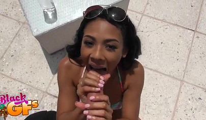 熟练的乌木 Nia Nixon 享受公共 IR 性爱