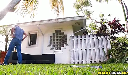 Black hottie Nia Nixon gives her white neighbor an outdoor BJ