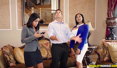 मोरिया मिल्स उसे उसके सेक्सी गधे और उसके बड़े स्तन के साथ seduces