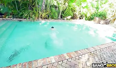 Big booty Moriah Mills gets penetrated hard while she's outdoors