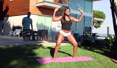 Yara Skye gets her pussy pleasured during a workout session