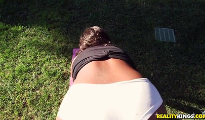 Yara Skye gets her pussy pleasured during a workout session