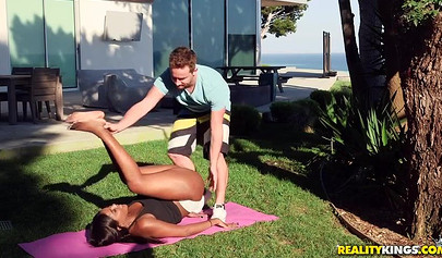 Yara Skye gets her pussy pleasured during a workout session