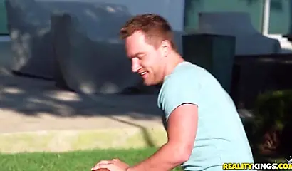 Yara Skye gets her pussy pleasured during a workout session