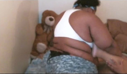 アマチュア黒人ガールフレンドは彼女を食べて、容赦なくこぶしを取得します