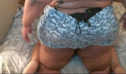 アマチュア黒人ガールフレンドは彼女を食べて、容赦なくこぶしを取得します