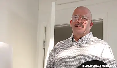 Hot brunette Aaliyah Hadid munches and takes a pulsating schlong