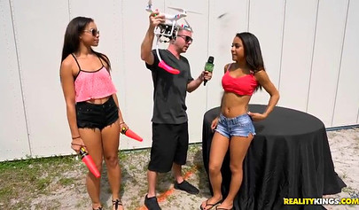 Николь Бексли и Адриан Майя хвастаются своими горячими телами