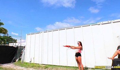 Николь Бексли и Адриан Майя хвастаются своими горячими телами