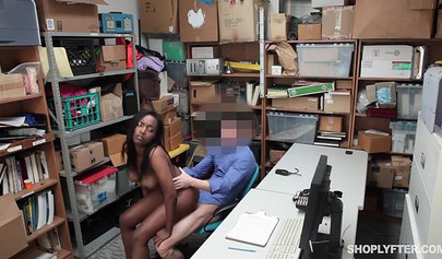 Astonishing black babe gets penetrated in the office of a security guard
