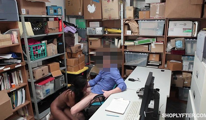 Astonishing black babe gets penetrated in the office of a security guard