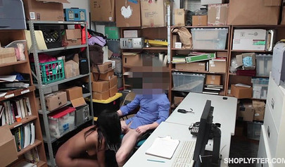 Schwarzer Teenie bekommt ihren Liebestunnel zugeschlagen, bevor sie ihm einen bläst