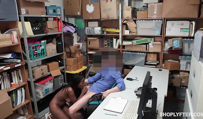 Schwarzer Teenie bekommt ihren Liebestunnel zugeschlagen, bevor sie ihm einen bläst