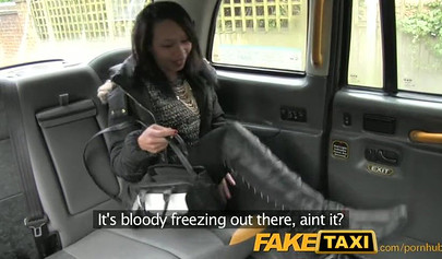 Incredible black babe gives a blowjob in the back of the cab