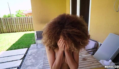 Cecilia Lion gets down on her knees to blow his donger