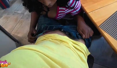 Daya Knight geht auf die Knie, um an einem Ständer zu lutschen