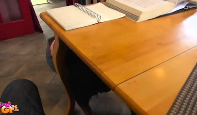 Daya Knight geht auf die Knie, um an einem Ständer zu lutschen