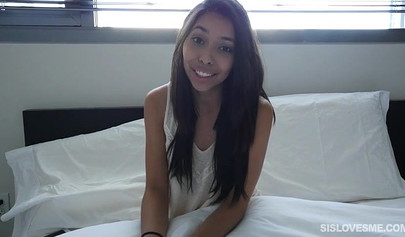 Beautiful stepsis Jasmine Summers gives a handjob to her stepbrother