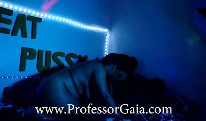 Amateur babe gets eaten by a stranger at the club