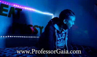 Amateur babe gets eaten by a stranger at the club