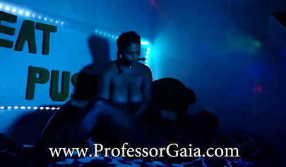 Amateur babe gets eaten by a stranger at the club