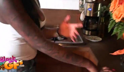 Black babe takes off her clothes and shows her curves