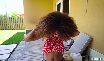 Cecilia Lion takes off her shirt to make a quick buck