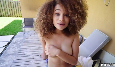 Cecilia Lion takes off her shirt to make a quick buck