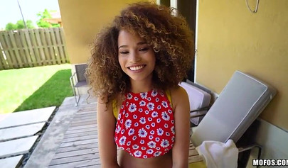 Cecilia Lion takes off her shirt to make a quick buck