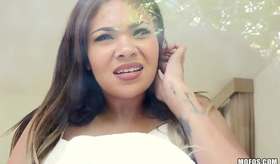 Esmer Cassidy Banks emmeden önce harika vücudunu gösteriyor