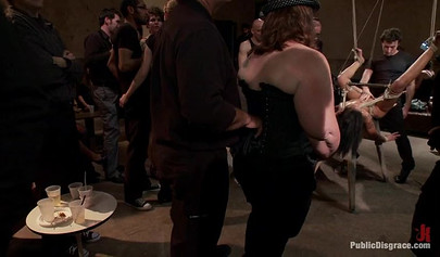 皮肤钻石在她被捆绑时被狠狠地犁过