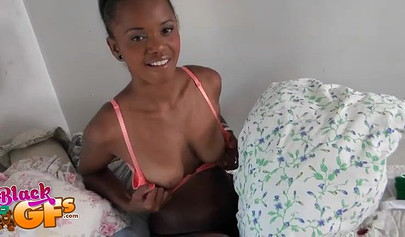 Kinky abanoz bebek POV köpek pozisyonunda sert sürülmüş alır