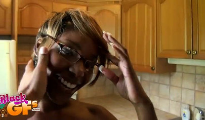 Sexy babe with a curvy waist & nice ass cheeks poses