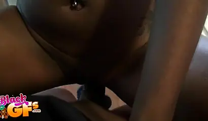 Sexy babe with a curvy waist & nice ass cheeks poses