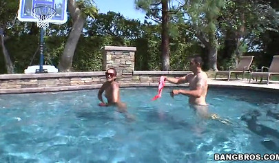 Brown babe gets out of the pool to have some fun sucking cock right next to it