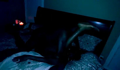 Cuckold-Ehemann beobachtet seine ebenholzfarbene Ehefrau im Dunkeln, während sie Sex mit einem anderen Mann hat