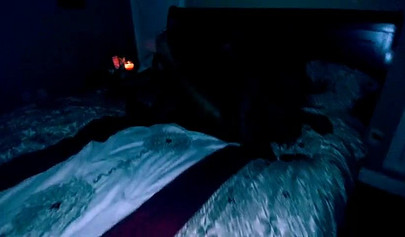 Cuckold-Ehemann beobachtet seine ebenholzfarbene Ehefrau im Dunkeln, während sie Sex mit einem anderen Mann hat