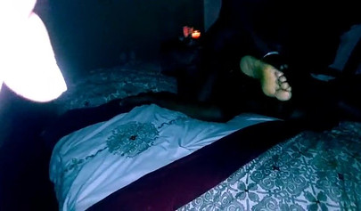 Cuckold-Ehemann beobachtet seine ebenholzfarbene Ehefrau im Dunkeln, während sie Sex mit einem anderen Mann hat