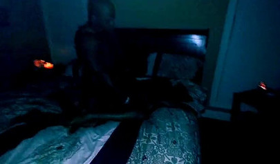 Cuckold-Ehemann beobachtet seine ebenholzfarbene Ehefrau im Dunkeln, während sie Sex mit einem anderen Mann hat