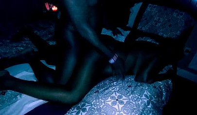 Cuckold-Ehemann beobachtet seine ebenholzfarbene Ehefrau im Dunkeln, während sie Sex mit einem anderen Mann hat