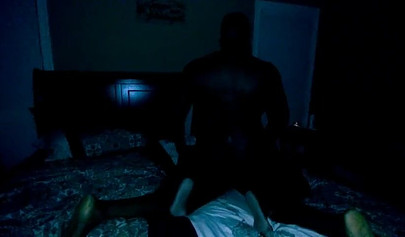 Cuckold-Ehemann beobachtet seine ebenholzfarbene Ehefrau im Dunkeln, während sie Sex mit einem anderen Mann hat