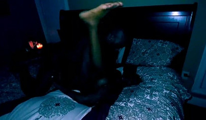 Cuckold-Ehemann beobachtet seine ebenholzfarbene Ehefrau im Dunkeln, während sie Sex mit einem anderen Mann hat