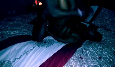 Cuckold-Ehemann beobachtet seine ebenholzfarbene Ehefrau im Dunkeln, während sie Sex mit einem anderen Mann hat