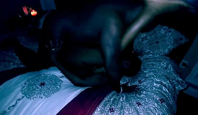 Cuckold-Ehemann beobachtet seine ebenholzfarbene Ehefrau im Dunkeln, während sie Sex mit einem anderen Mann hat