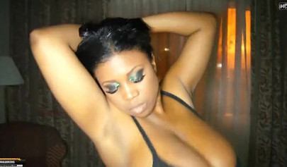 两个厚实的乌木玛莎拉蒂和樱花给了一个惊人的双口交 POV