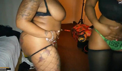 两个厚实的乌木玛莎拉蒂和樱花给了一个惊人的双口交 POV